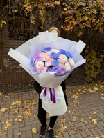 Букет с разноцветной хризантемой