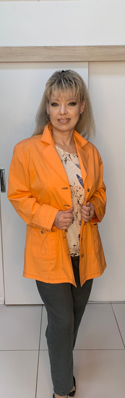 Оранжевый пиджак с темной отстрочкой