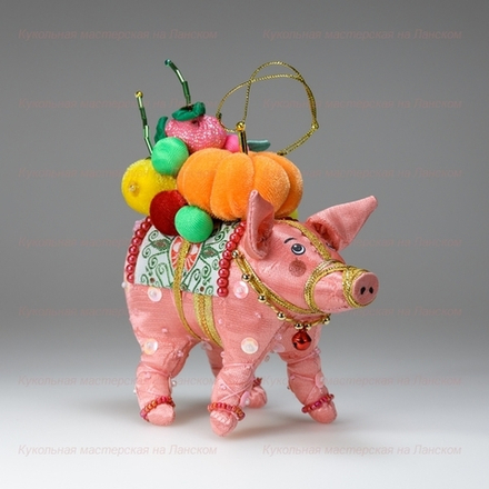 Бисерная ёлочная игрушка Свинка с фруктами