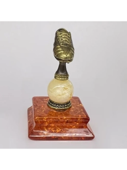 Бронзовая статуэтка на янтаре