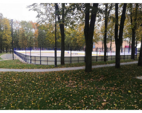 Хоккейная коробка из стеклопластика толщиной 7 мм, с высокими сетчатыми бортами, ограждение за воротами