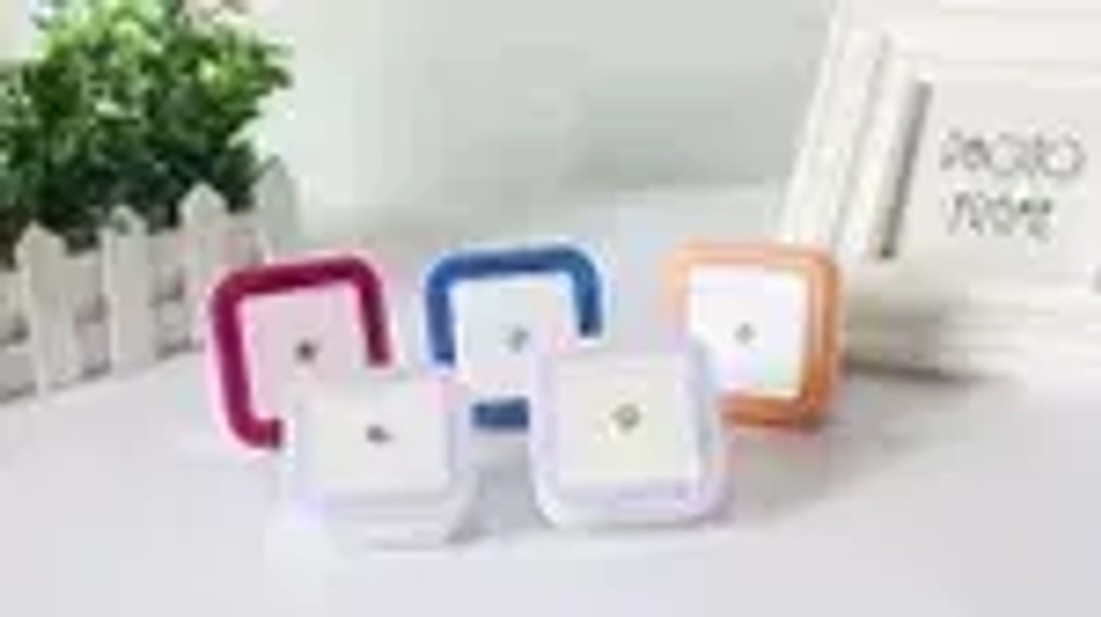 Детский светодиодный ночник для сна с датчиком день ночь белый, настенный ночник в розетку с автовыключением, LED светильник в спальню, коридор