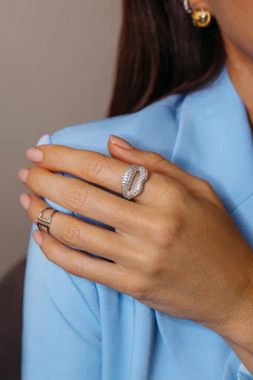 Кольцо "Губы" с россыпью фианитов