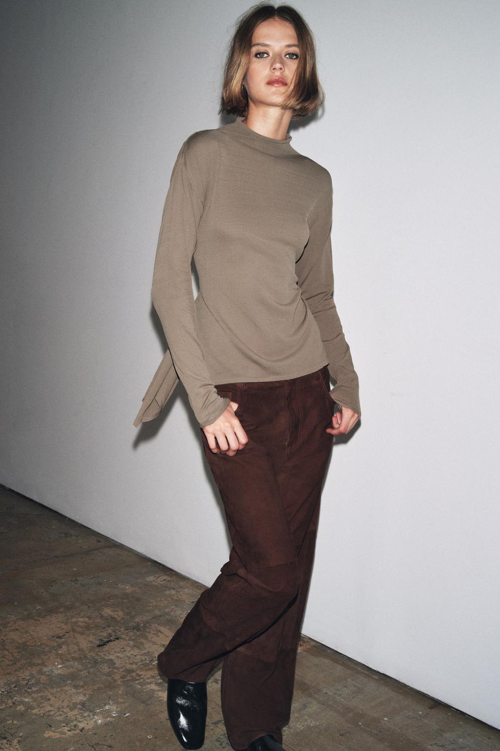 ZARA ТРИКОТАЖНЫЙ ТОП С УЗЛОМ НА СПИНЕ, СЕРО-КОРИЧНЕВЫЙ