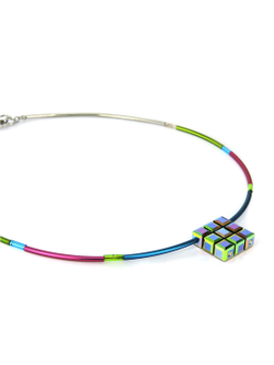 4742/10-1536 Coeur de Lion – очень симпатичное колье. Яркие цветные элементы и кулон из кубов Сваровски.