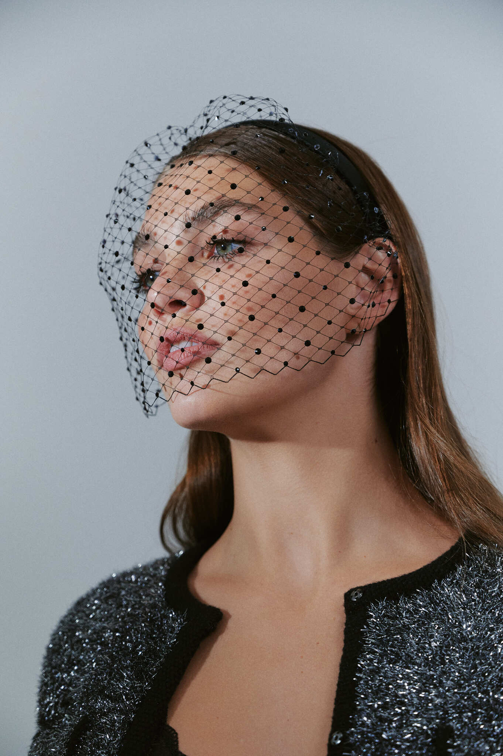 Вуаль на тонком ободке с декором