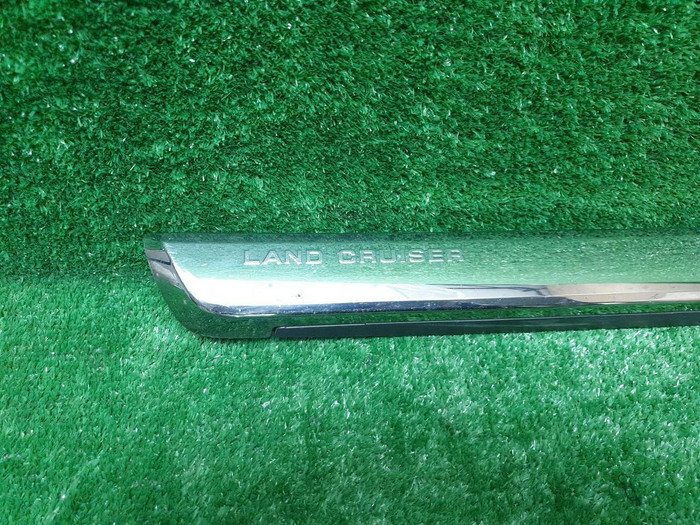 Накладка двери правая Land Cruiser 200 (15-21)