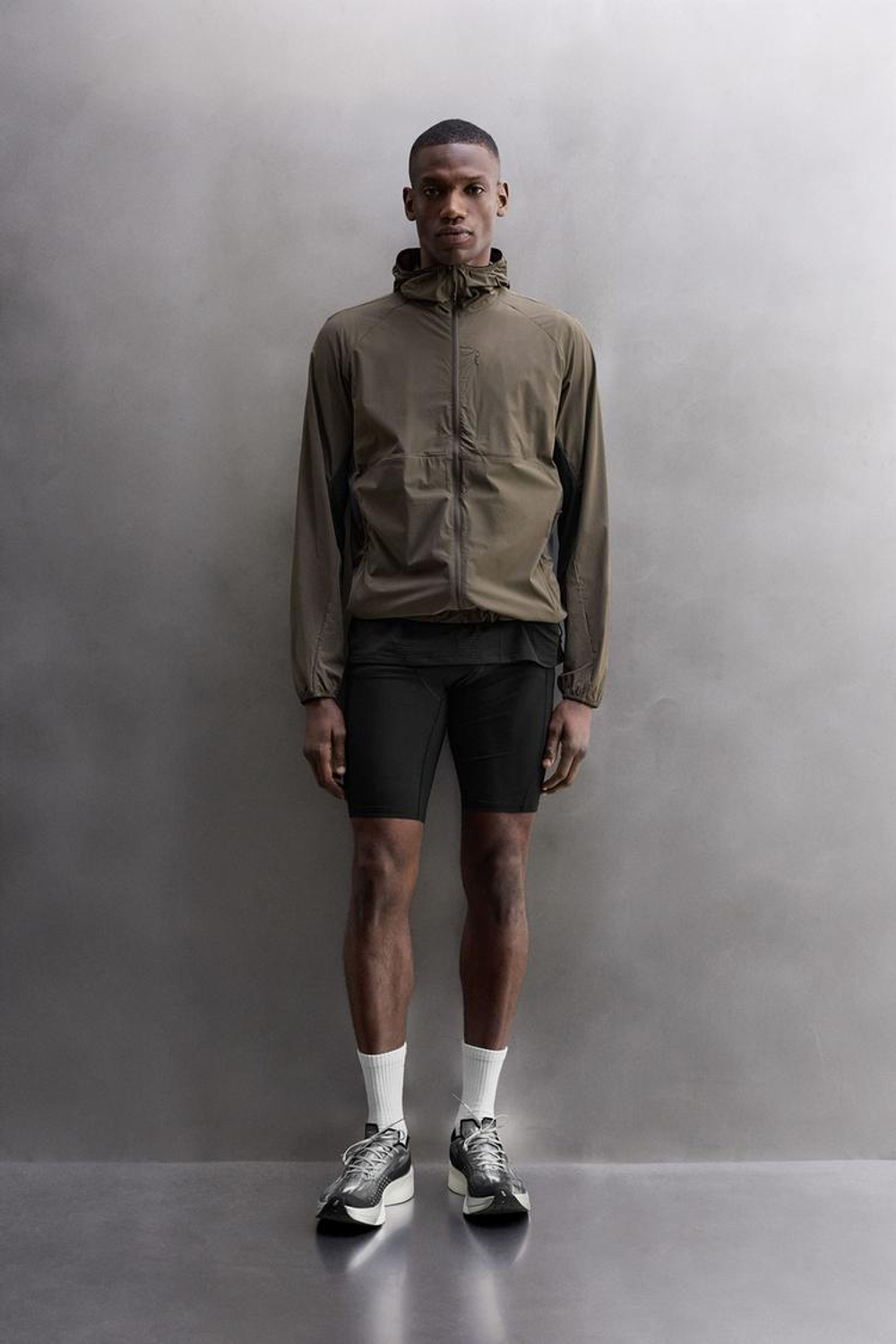 ZARA ЛЕГКАЯ ТЕХНИЧЕСКАЯ КУРТКА ДЛЯ БЕГА, КОРИЧНЕВЫЙ