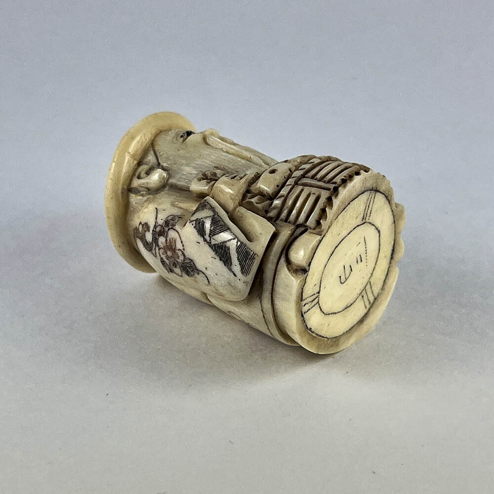 Статуэтка нэцкэ Монах в круглой шляпе с корзиной рыбы