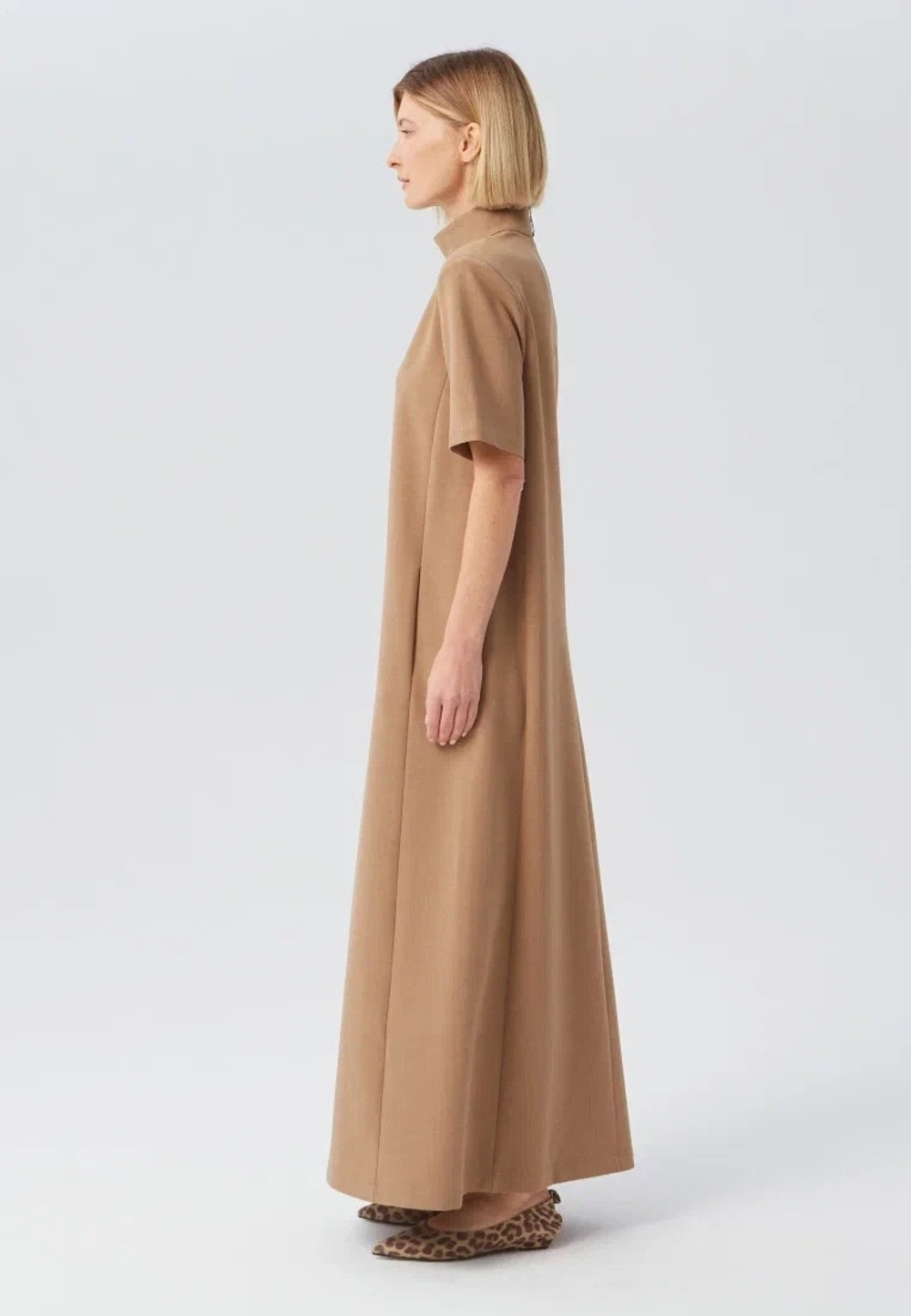 Платье с воротником-стойкой