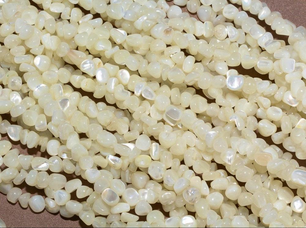 Нить бусин из перламутра свободной формы, 4,5мм