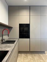 Премиальная кухня с фасадами из МДФ в эмали и акриловой столешницей