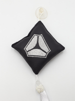 Ромб объемный на присоске SITRAK (экокожа, черный, белая вышивка, кисть)