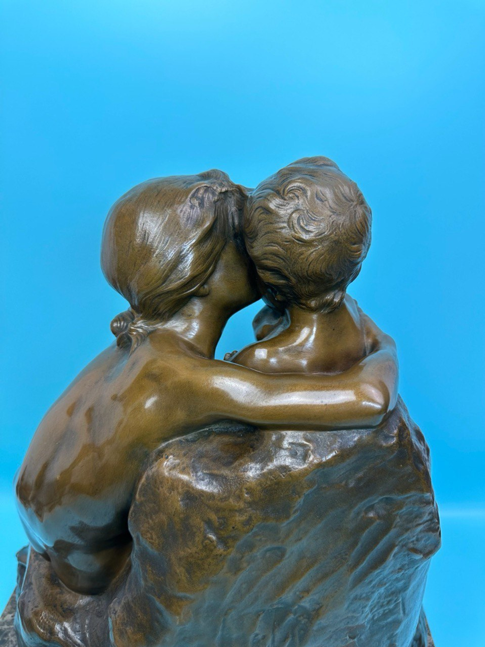 Бронзовая скульптура «Старшая сестра»