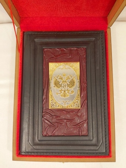 Ежедневник "Герб РФ" (златоустовская гравюра) из натуральной кожи со съемной обложкой в футляре
