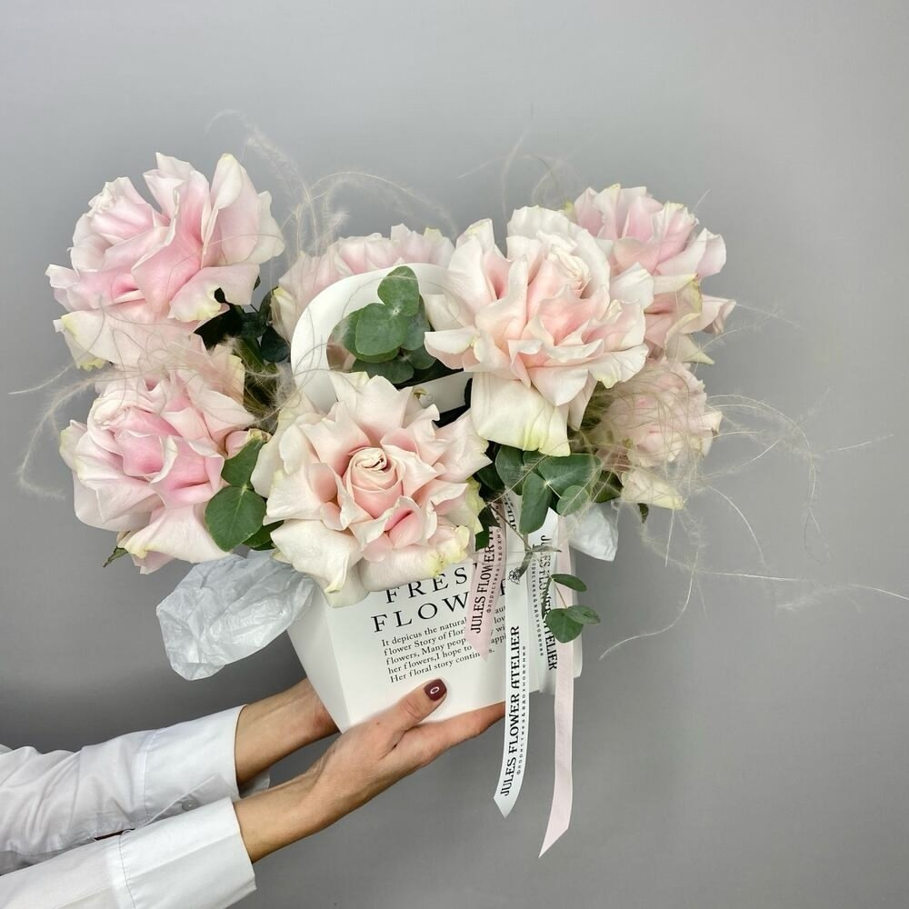 «Зефир» французские розы с эвкалиптом в сумке