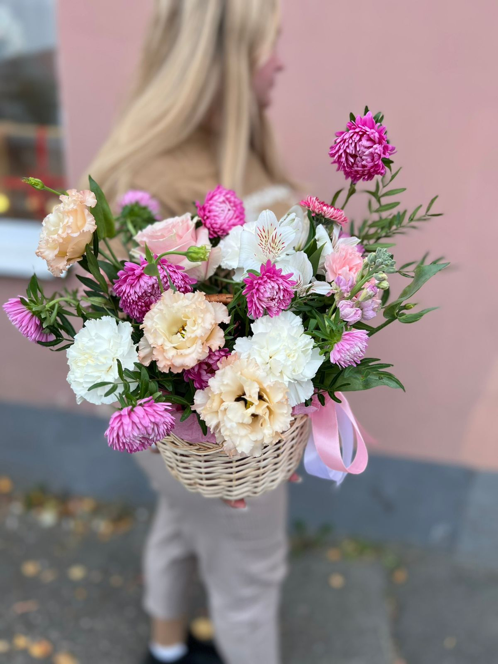 Корзинка с сезонными цветами