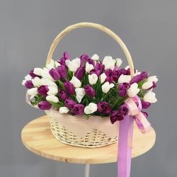 101 белый и фиолетовые тюльпаны в корзине из ивы.