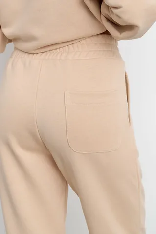 Свободные джоггеры без начеса из премиум футера ванильного цвета