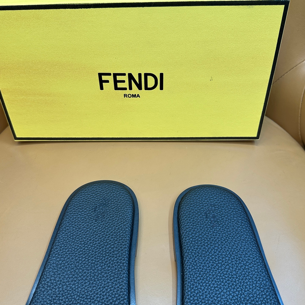 Кожаные шлепанцы