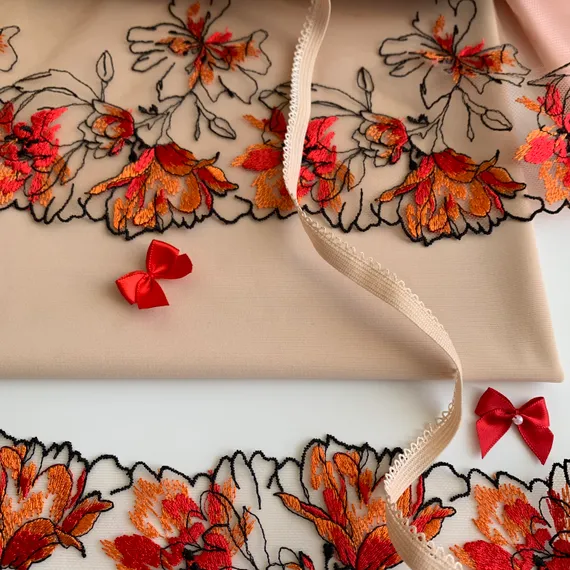 Вышивка на сетке бежевая/оранжевая (правая) 15 см