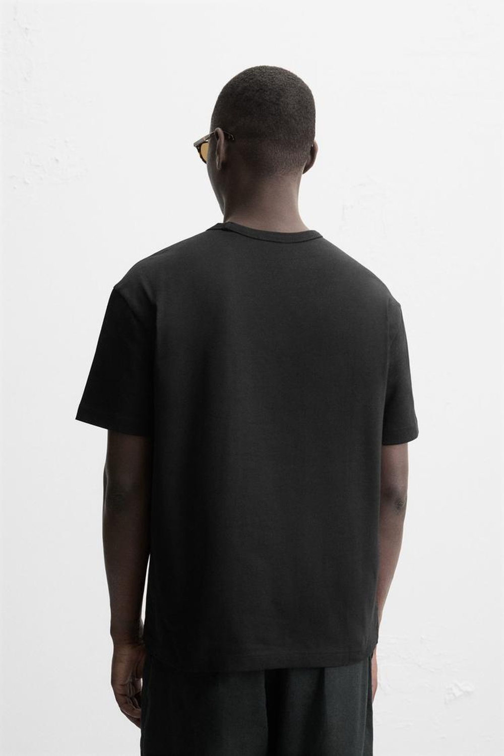 ZARA БАЗОВАЯ ФУТБОЛКА HEAVYWEIGHT С ОТДЕЛКОЙ РУБЧИКОМ, ЧЕРНЫЙ