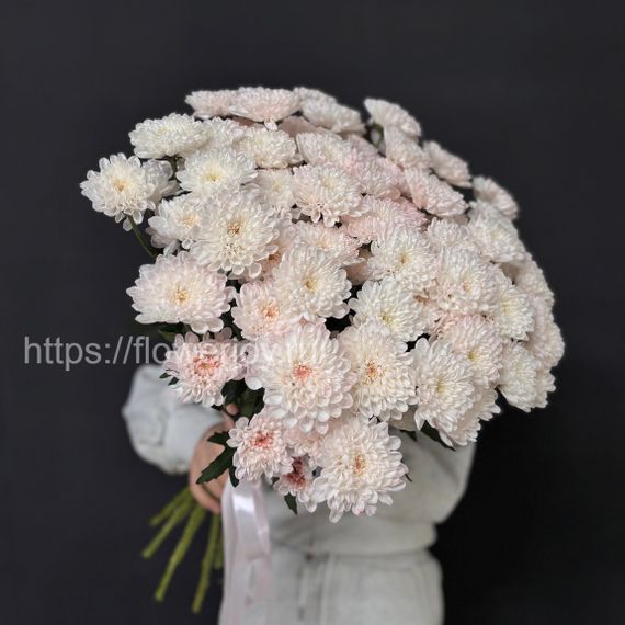 Букет из нежно-розовой хризантемы