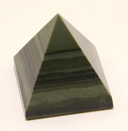 Пирамида из офиокальцита 50-50-55мм вес 153 гр