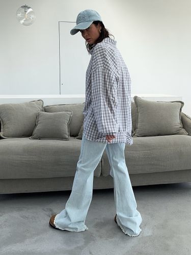 Светло-голубые джинсы-клеш