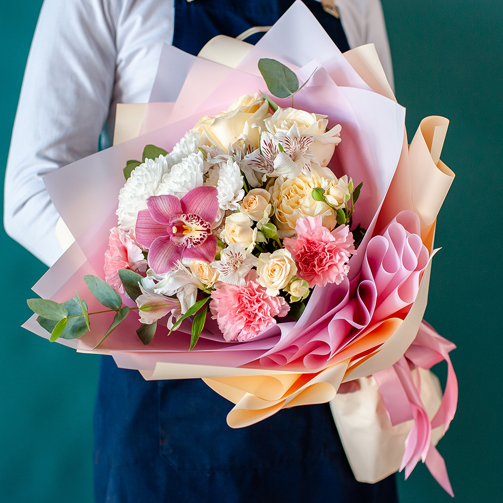 Нежный букет с пионовидной розой и орхидеей