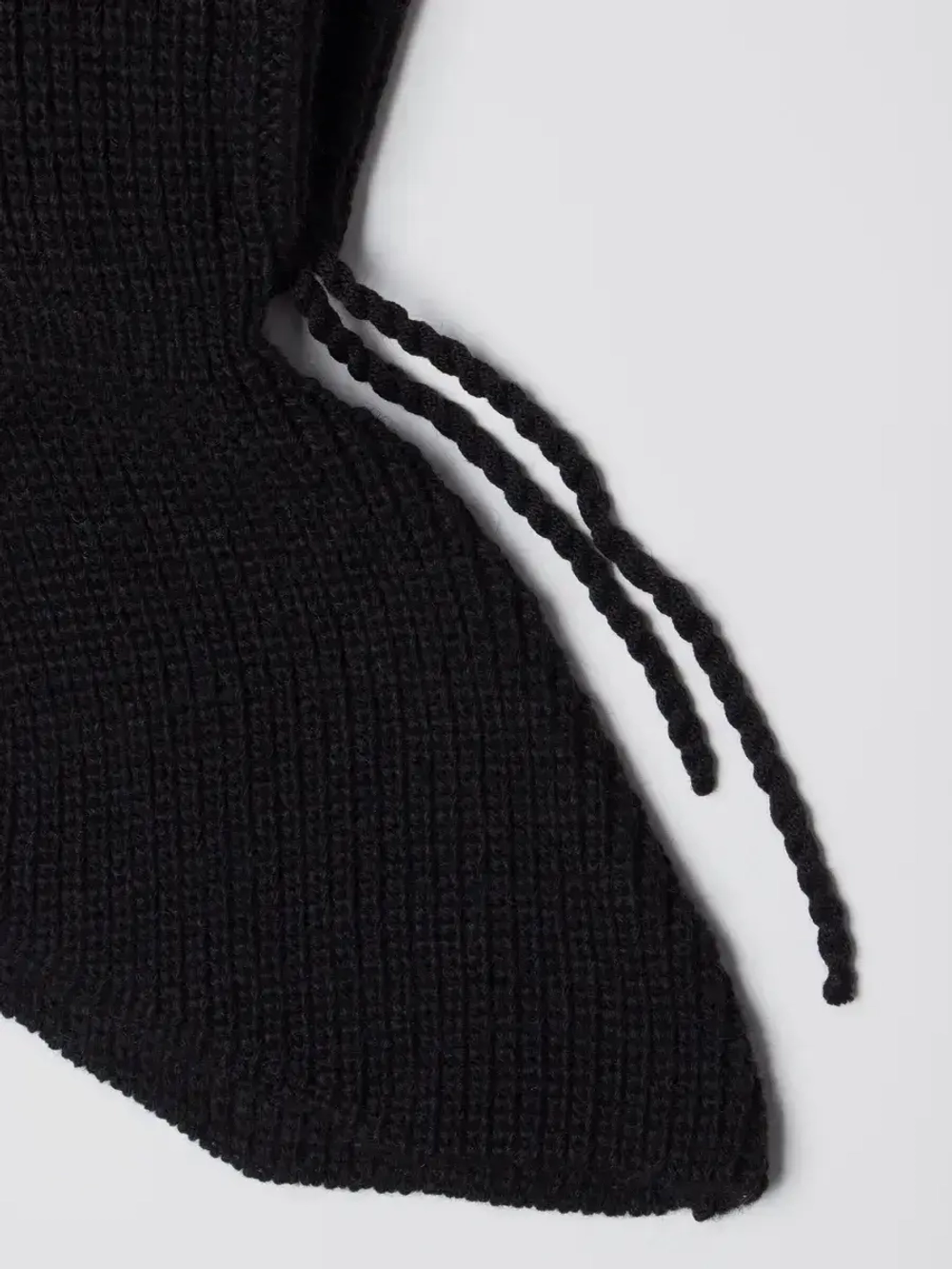 Капор женский вязаный черный