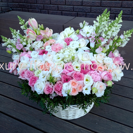 Микс в корзине с дельфиниумом 4