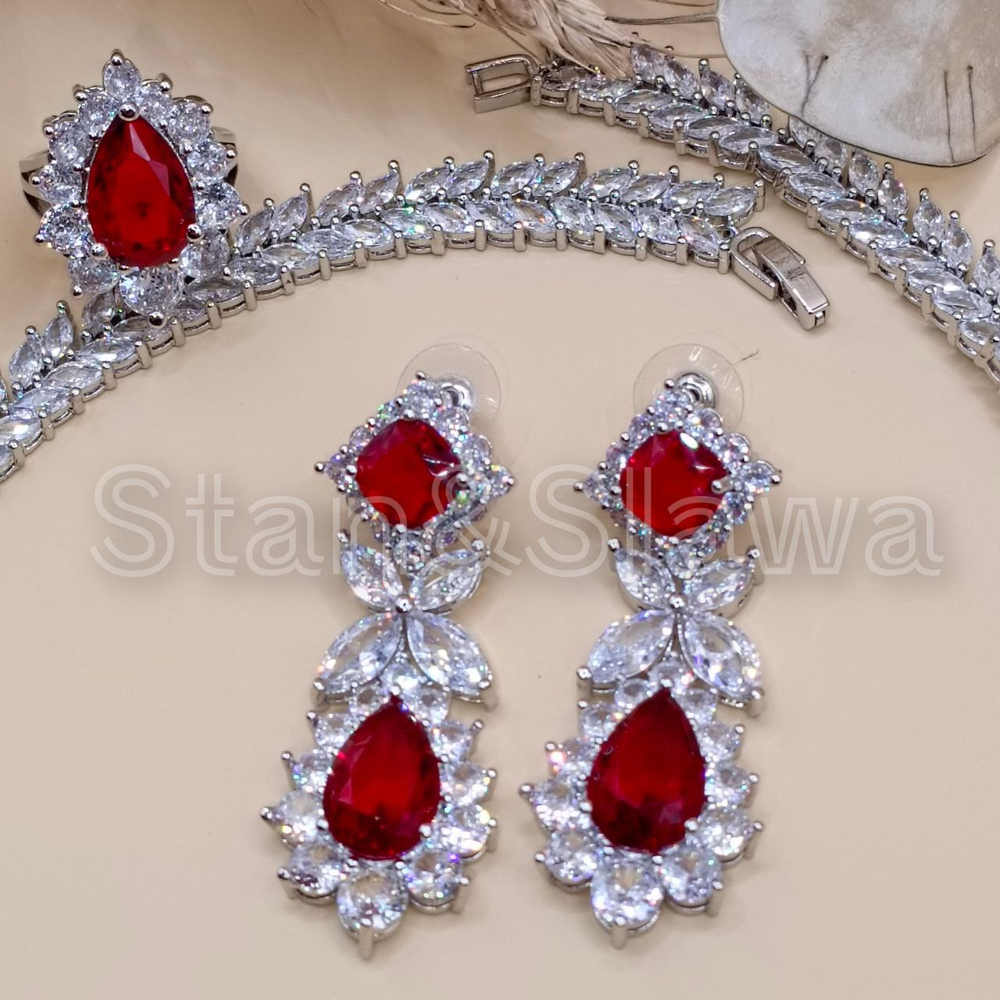 Набор ювелирных украшений из четырех предметов.