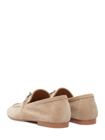 Женские замшевые бежевые лоферы с металлической вставкой