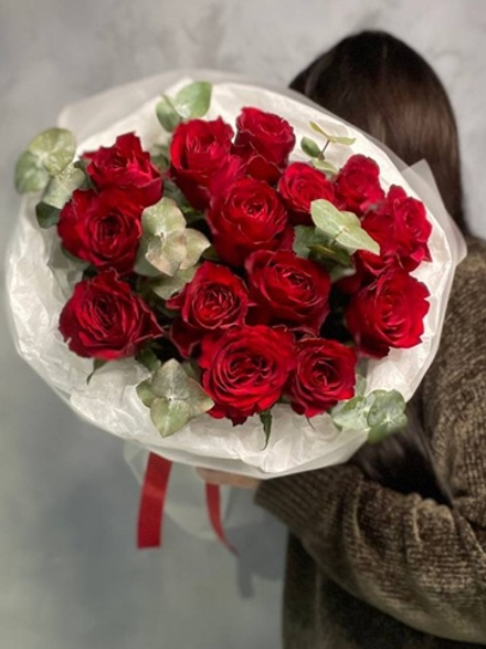 Букет 15 роз с эвкалиптом в оформление.