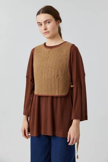 Жилет стеганый из песочной шерсти