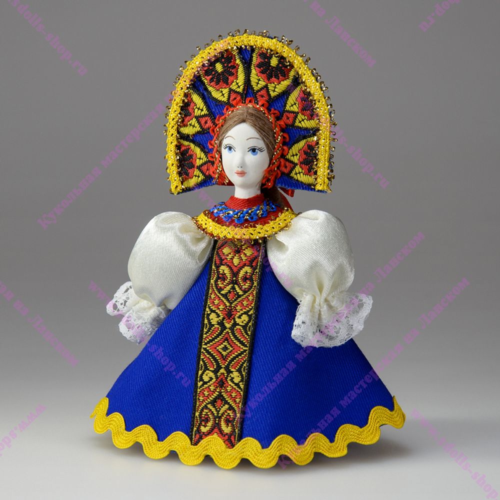 Малая подвесная кукла в круглом кокошнике с цветочками