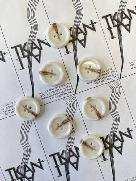 Пуговица пластиковая четырехпрокольная (пластик, Роговой/бело-молочная гамма, 26)