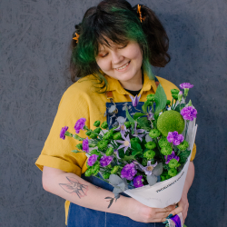 162. Сочный весенний букет в зеленой гамме с фиолетовыми акцентами