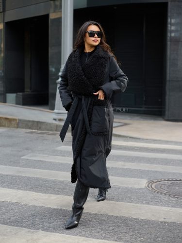 Утепленное черное пальто с эко-мехом