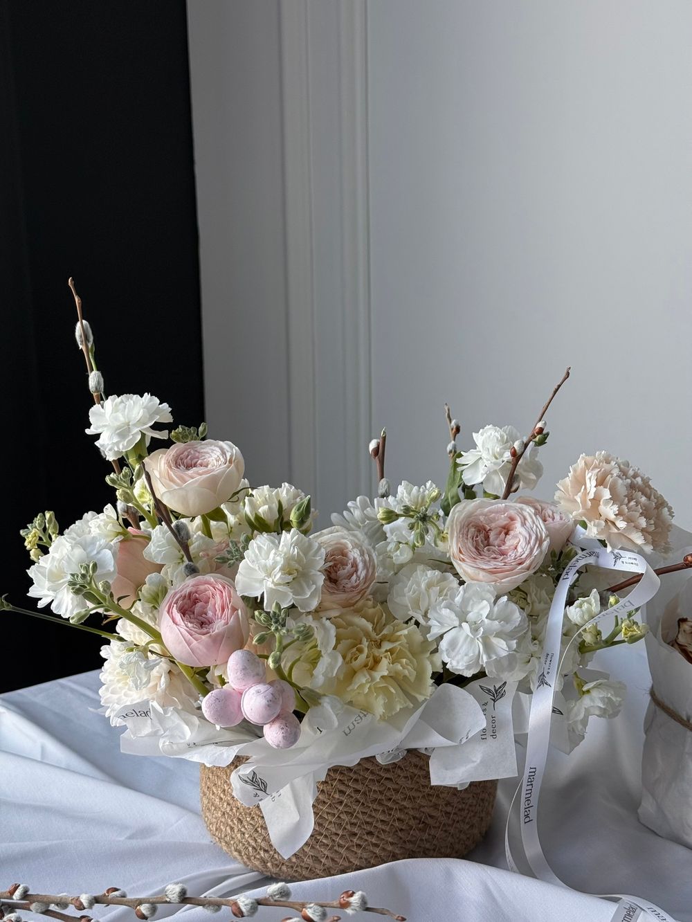 Композиция в плетеной корзине-размер M