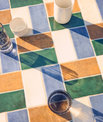 Уличный стол Tella из зеленой стали с разноцветной плиткой 90 см