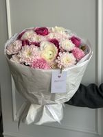 Букет из кустовых пионовидных роз, дианутсов, ранункулюса и хризантемы