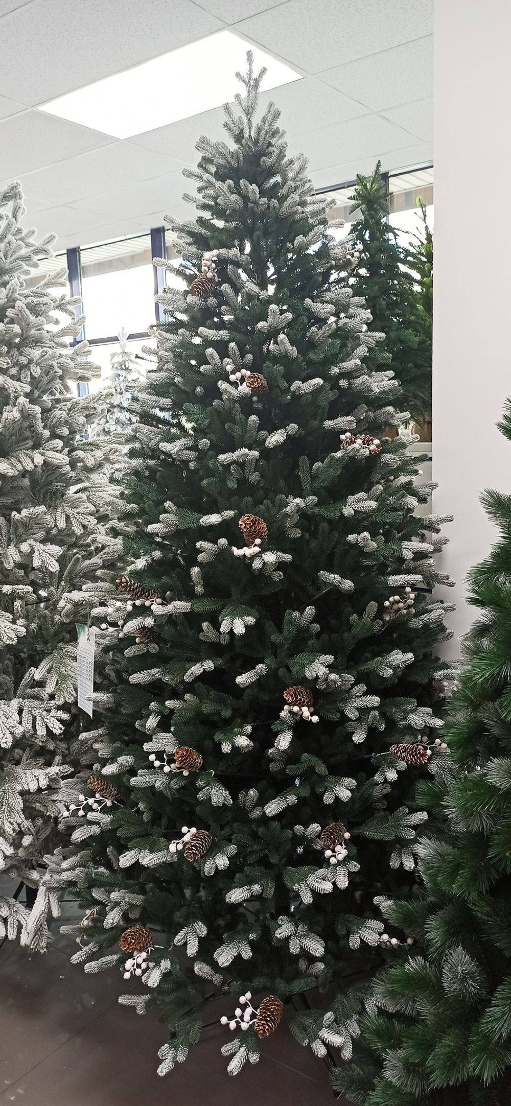 Заснеженная ель с шишками «Амелия» (Литая хвоя) от 1,2 м до 2,4 м