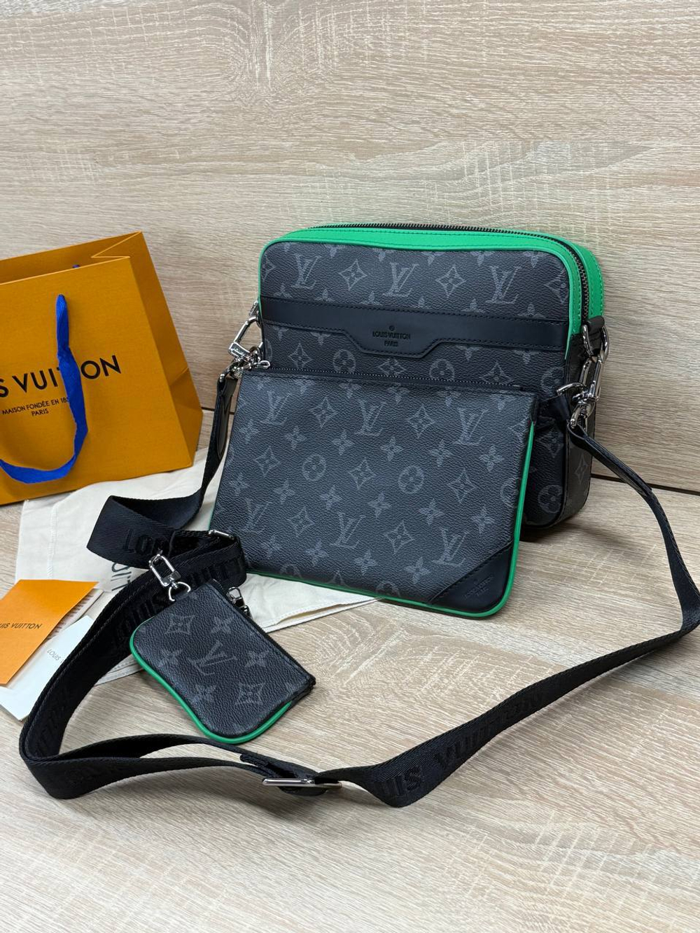 Сумка-мессенджер Louis Vuitton