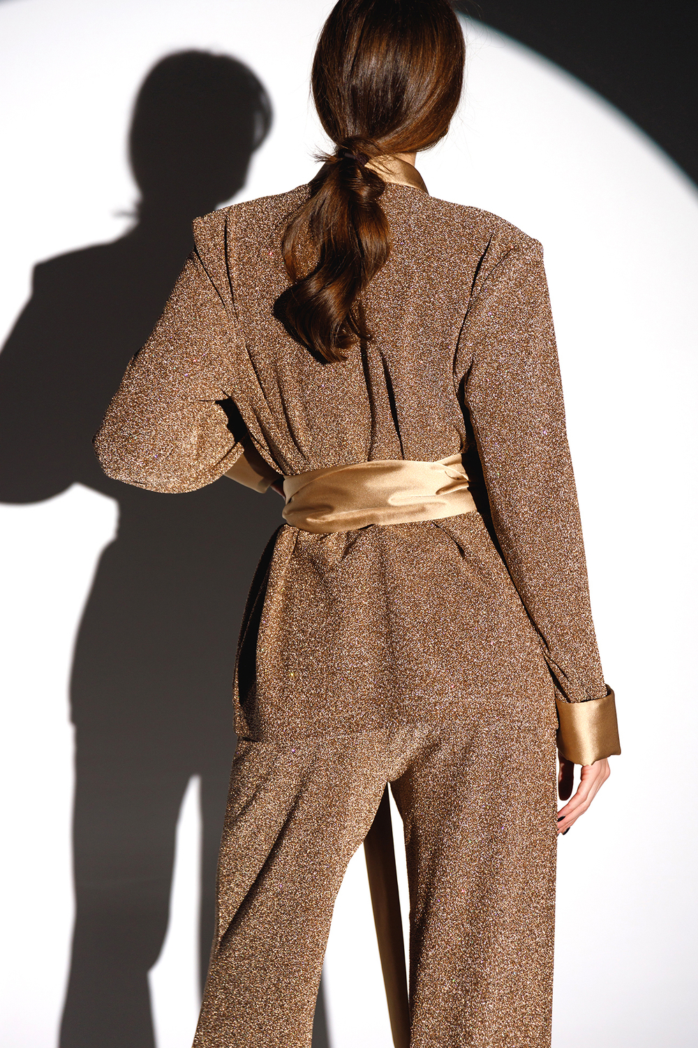 Костюм двойка из мерцающего трикотажа в бежевом оттенке