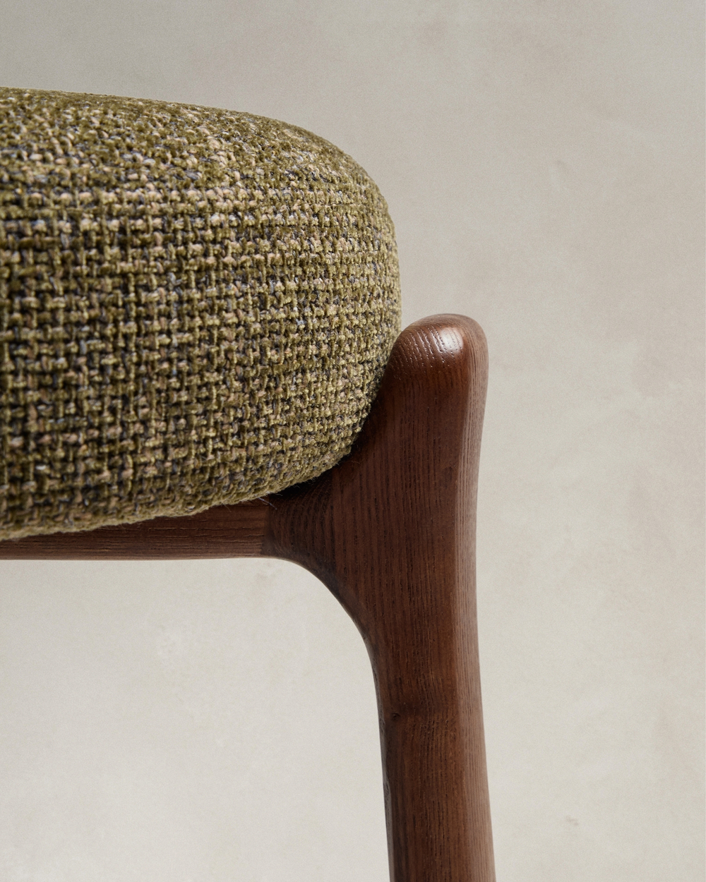 Барный табурет La Forma (ex Julia Grup) Granite из зеленой синели и массива ясеня с отделкой под орех