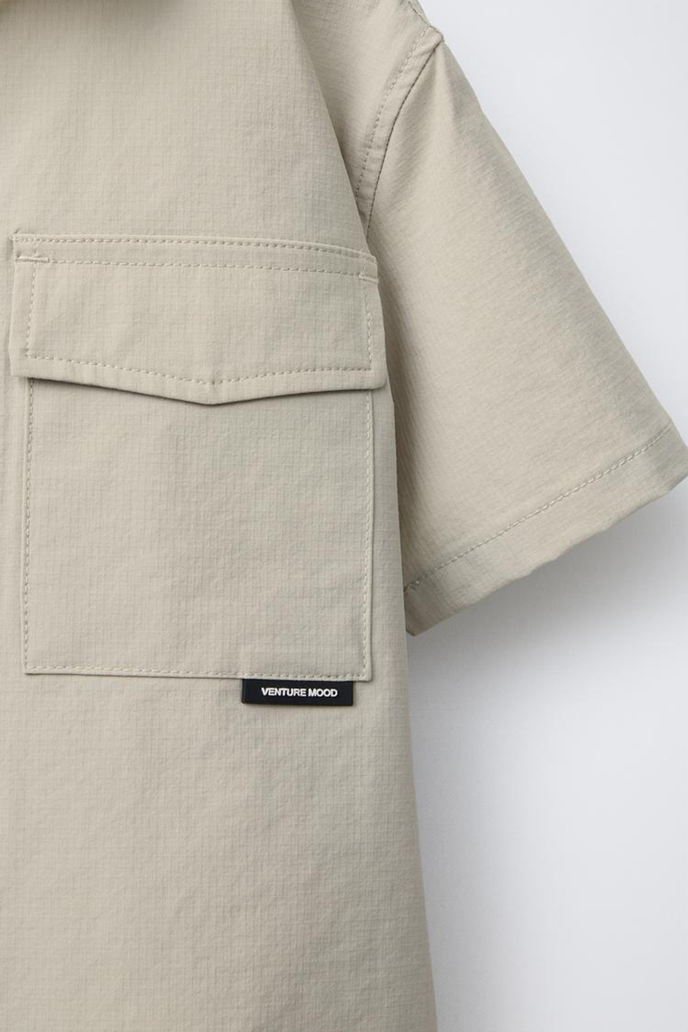 ZARA РУБАШКА ИЗ ВЫСОКОТЕХНОЛОГИЧНОЙ ТКАНИ С КАРМАНАМИ, ЦВЕТ ЛЬДА