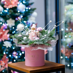 Нежная розовая композиция с нобилисом в шляпной коробке