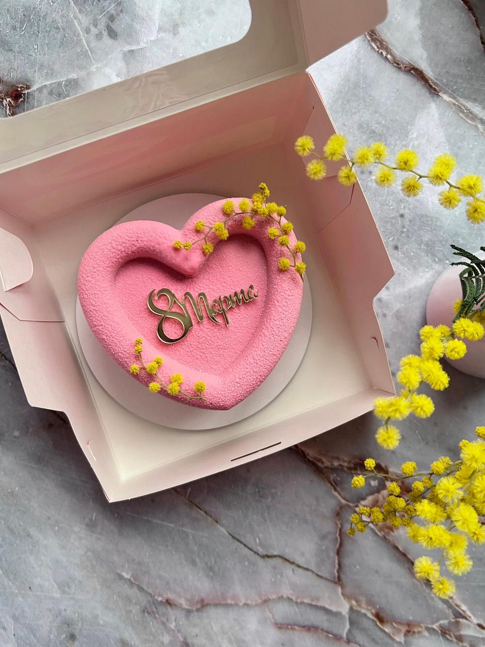 Мусовый торт с шоколадным покрытием велюр - Сердце на 8 Марта (Манго-маракуйя)